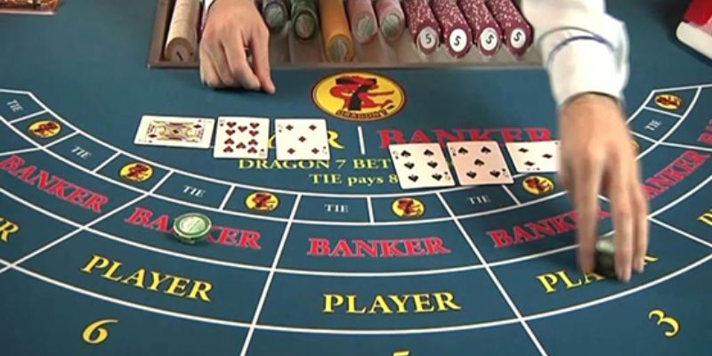 Người chơi tận hưởng chiến thắng baccarat